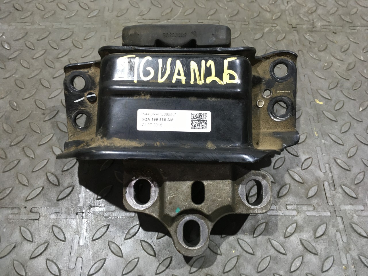 Опора двигателя левая Volkswagen Tiguan II