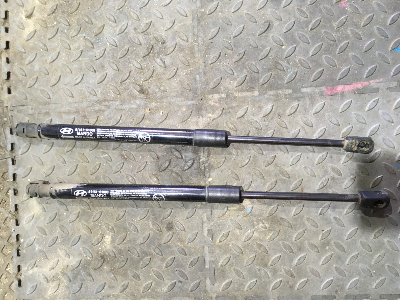 Амортизаторы капота Hyundai Santa Fe IV