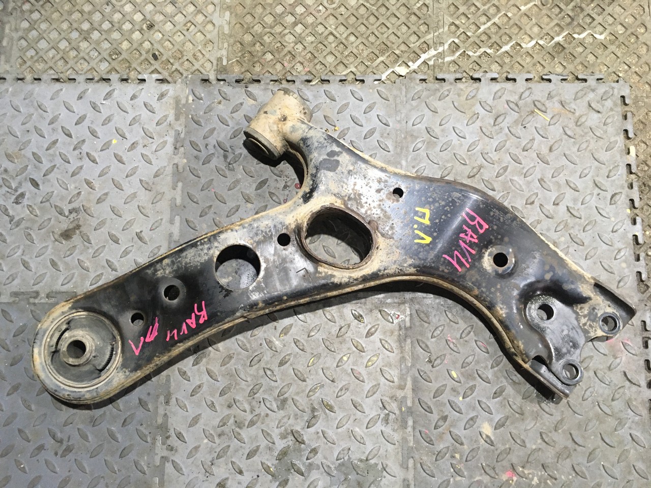 Рычаг передний левый Toyota RAV4 CA40