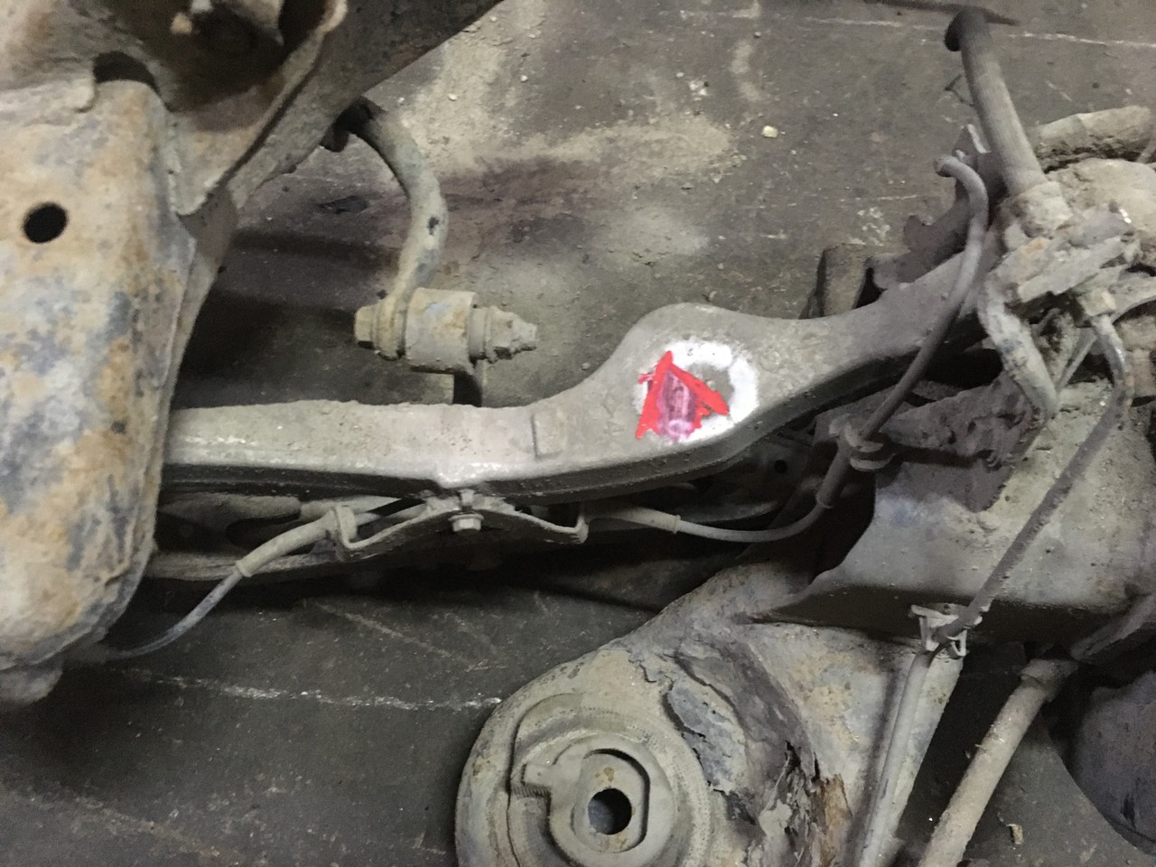 Рычаг задний ПРАВЫЙ поперечный ВЕРХНИЙ Nissan X-Trail T31