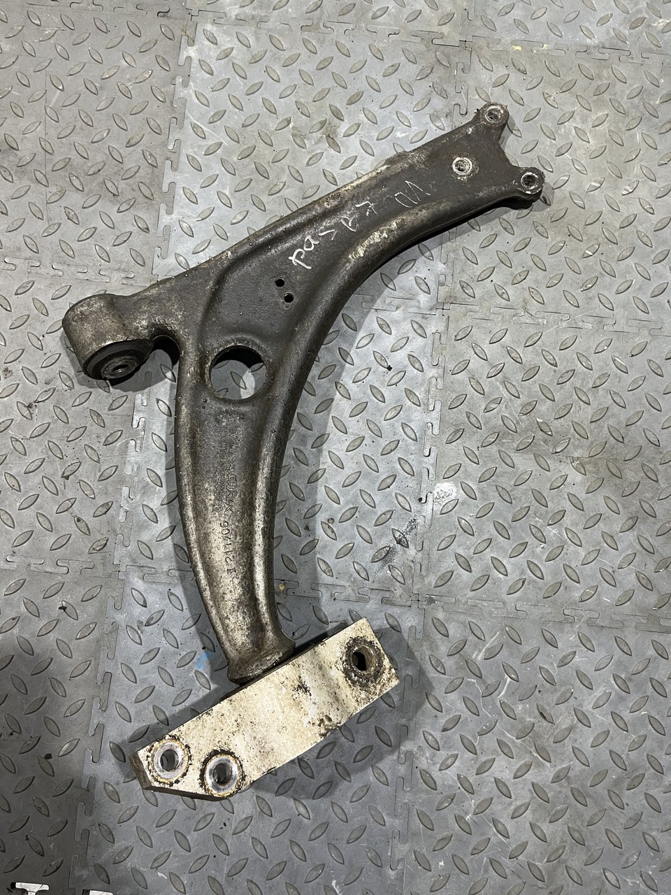 Рычаг передний левый Volkswagen Tiguan I