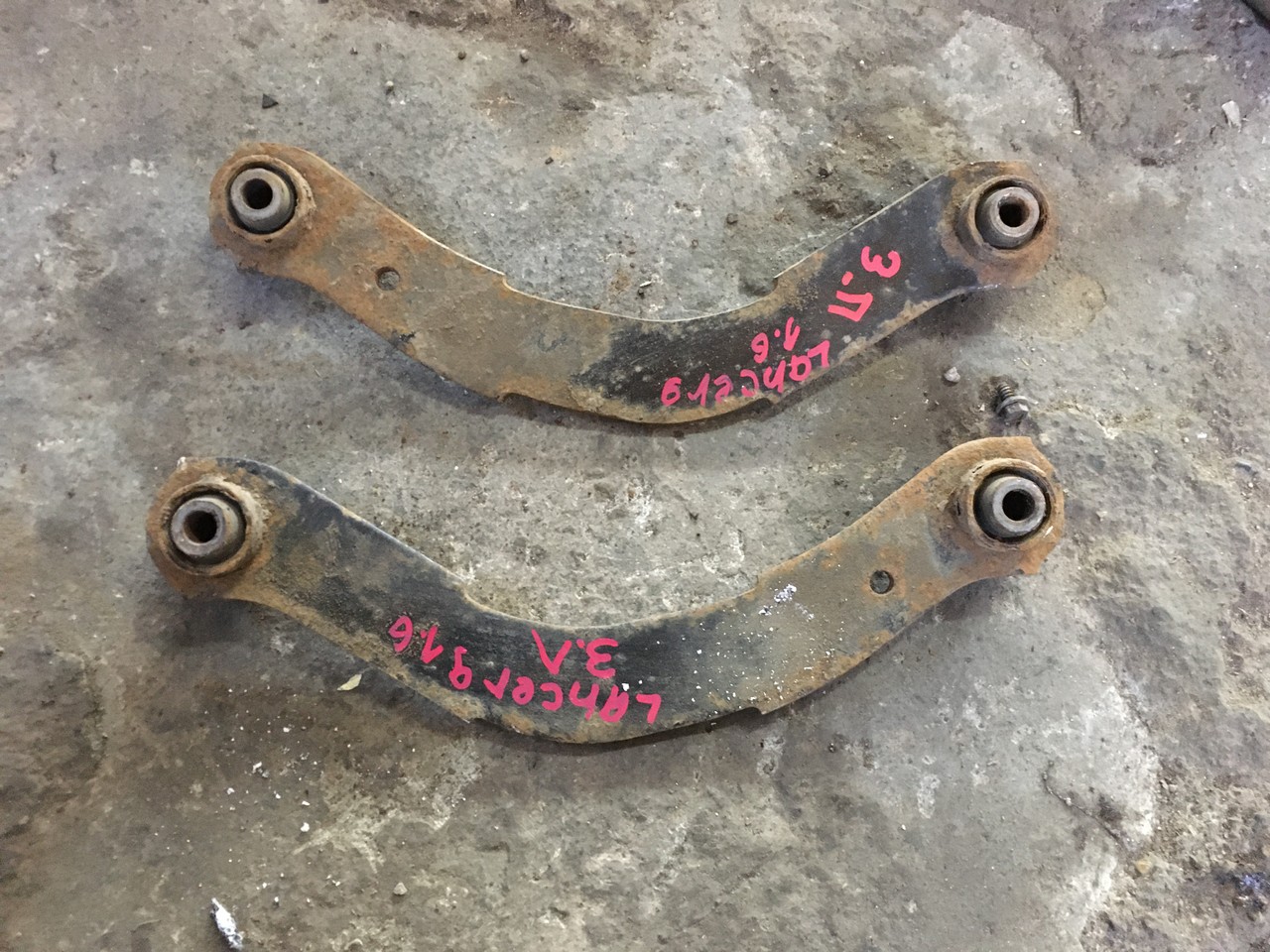 Рычаг подвески задний верхний (серповидный) Mitsubishi Lancer IX