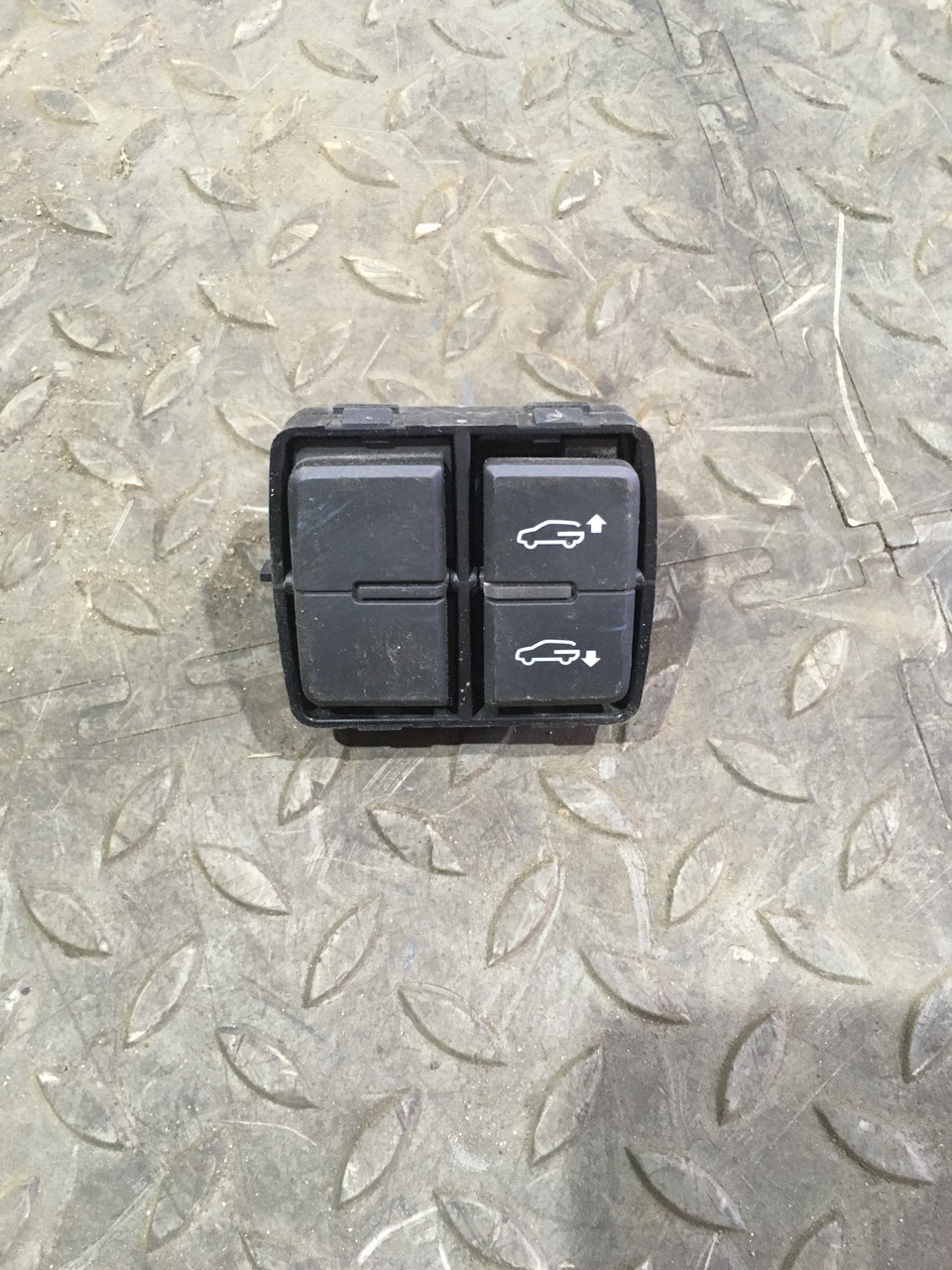 Кнопка управления пневмоподвески Volkswagen Touareg II