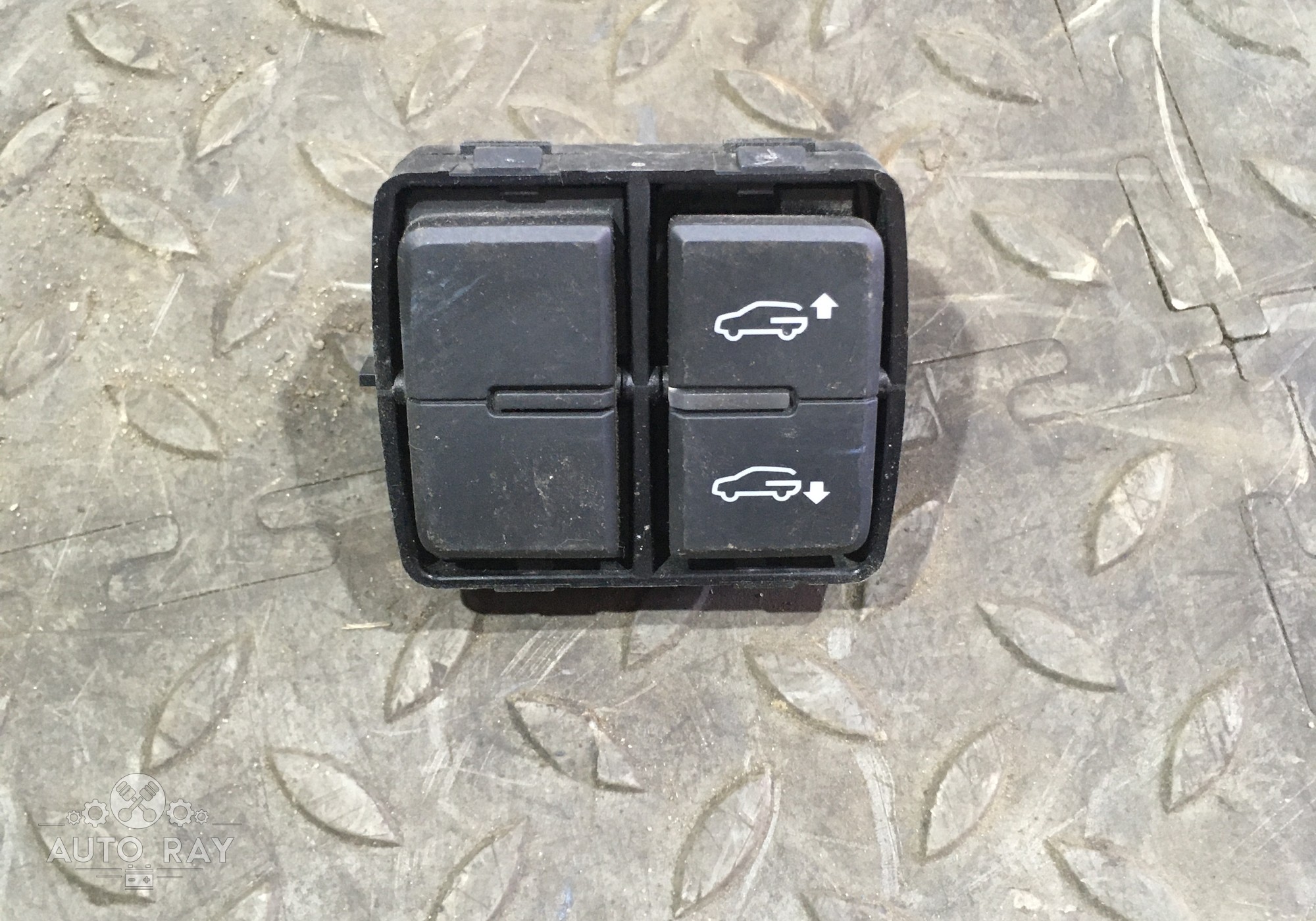 7P6959511E Кнопка управления пневмоподвески для Volkswagen Touareg II (с 2010 по 2018)