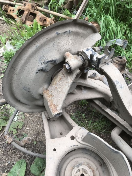 Кулак задний левый Volkswagen Passat B6