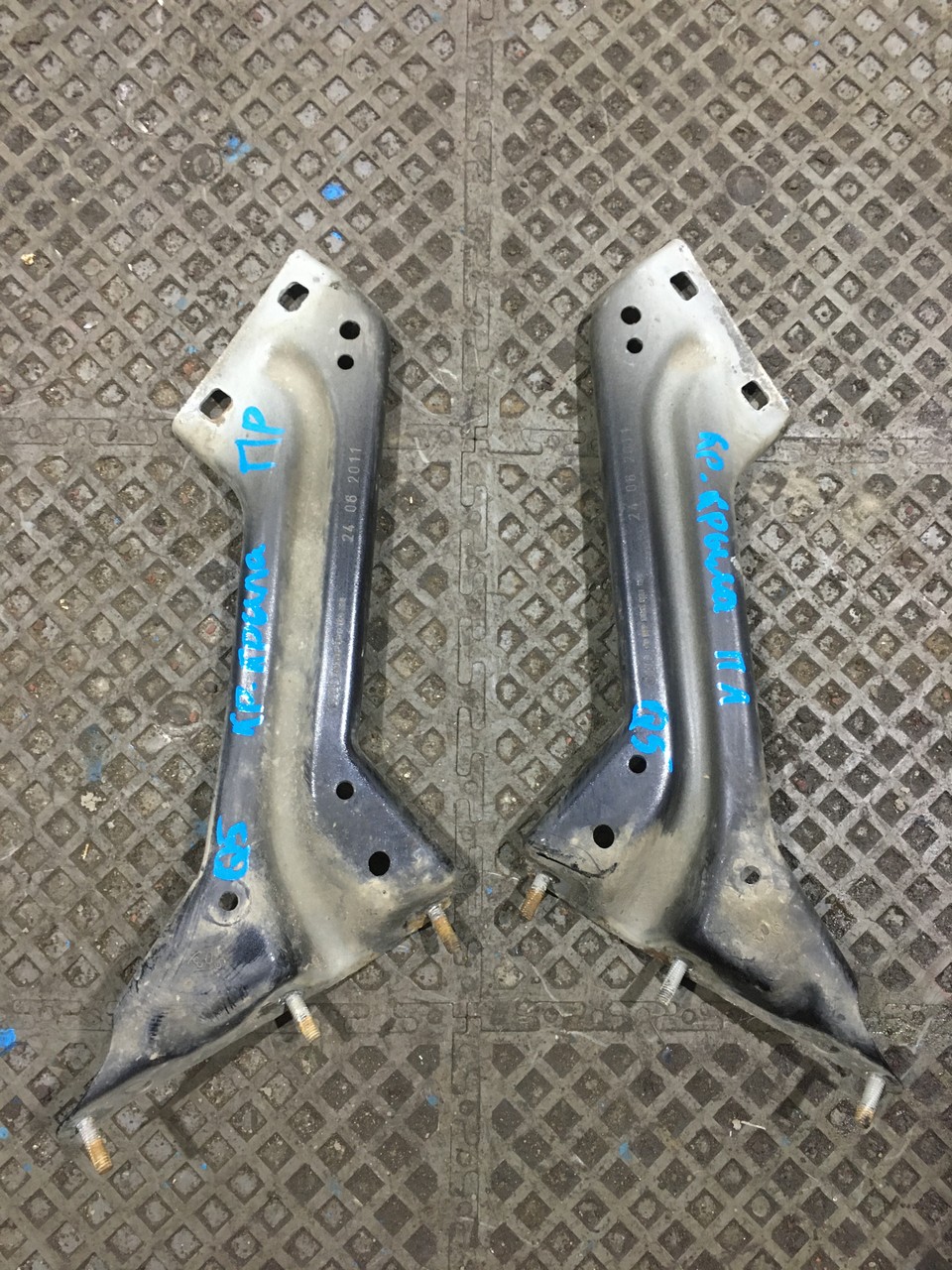 Кронштейн крыла переднего правый / левый Audi Q5 8R