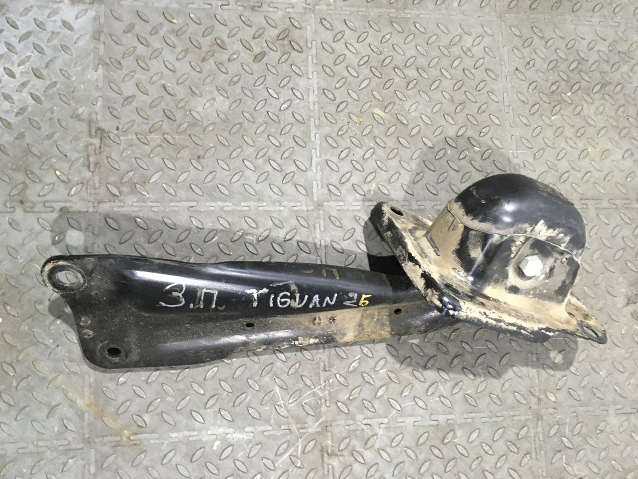 Рычаг подвески задний продольный правый Volkswagen Tiguan II