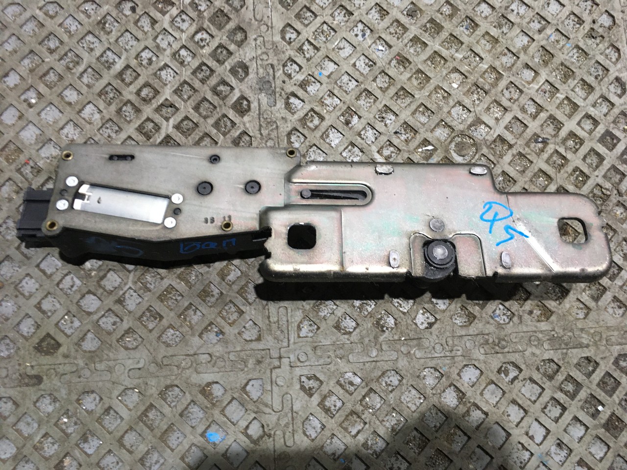 Замок багажника Audi Q5 8R