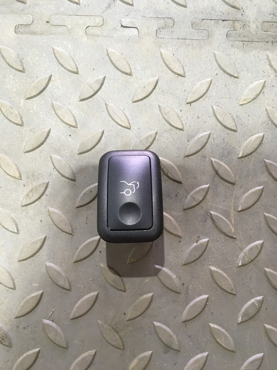 Кнопка открывания багажника Mercedes-Benz C-class W204