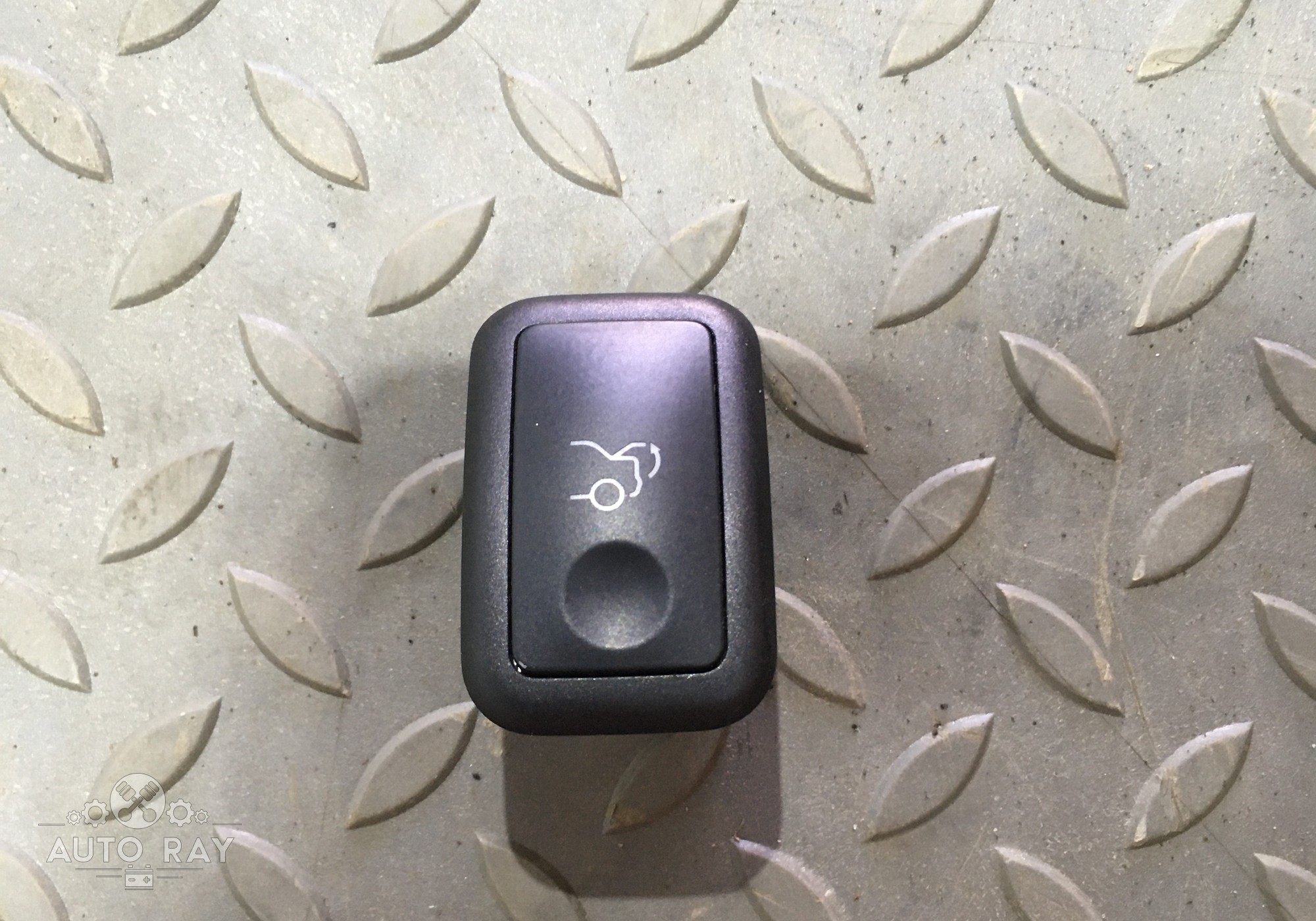 A2048707051 Кнопка открывания багажника для Mercedes-Benz C-class W204 (с 2007 по 2015)