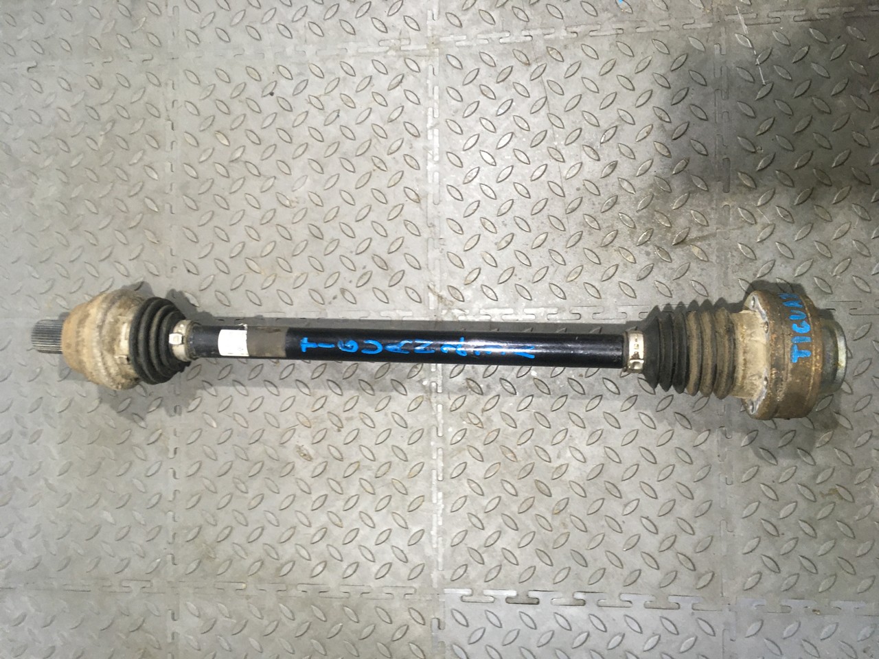 Полуось (привод) задний левый Volkswagen Tiguan II