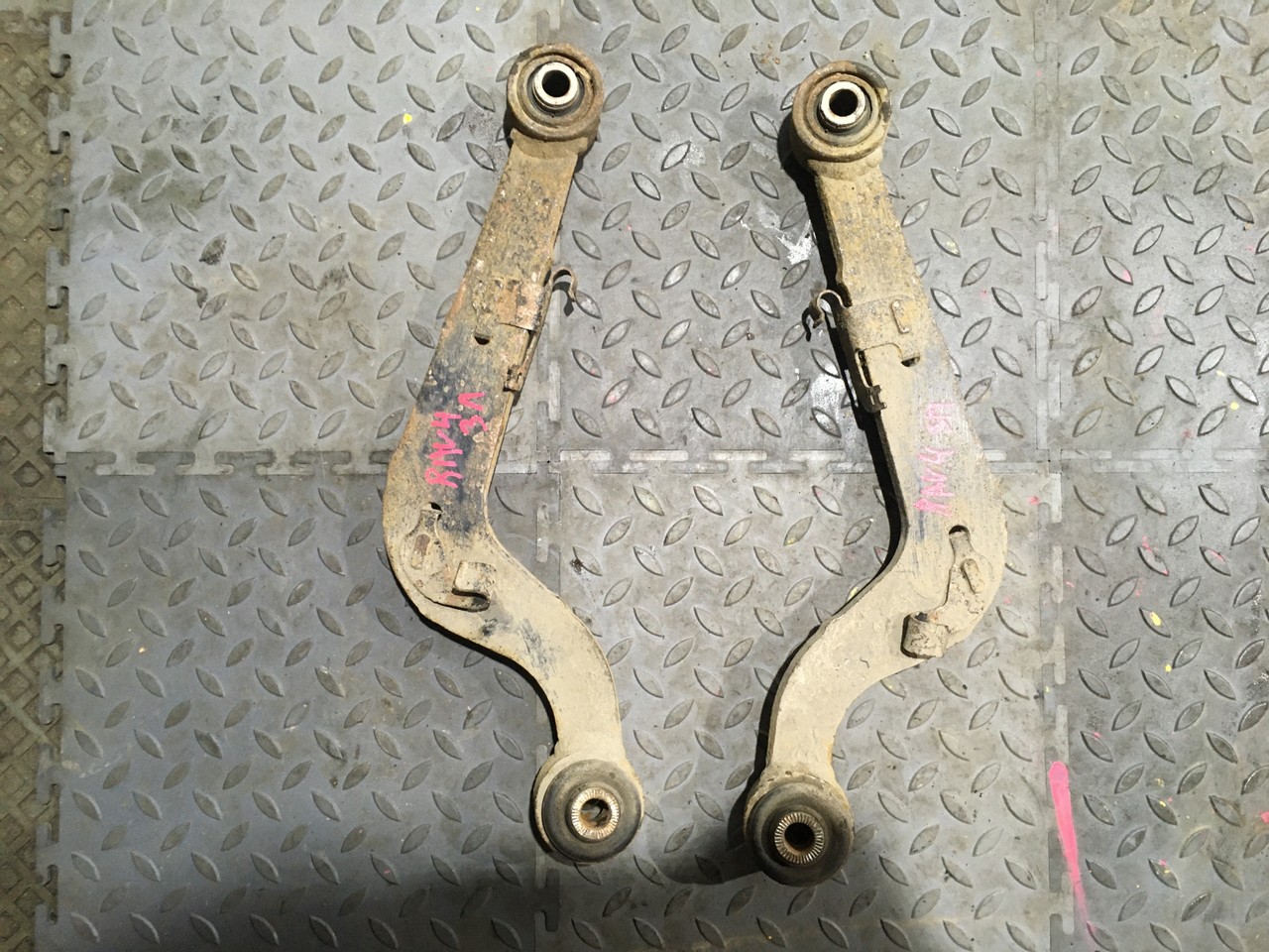 Рычаг задний поперечный правый / левый Toyota RAV4 XA30