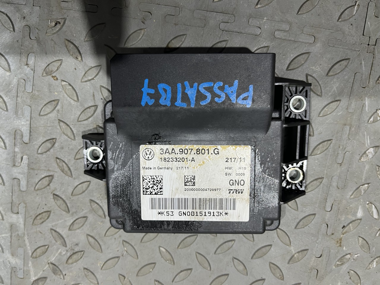 Электронный блок / блок управления стояночного тормоза Volkswagen Passat CC