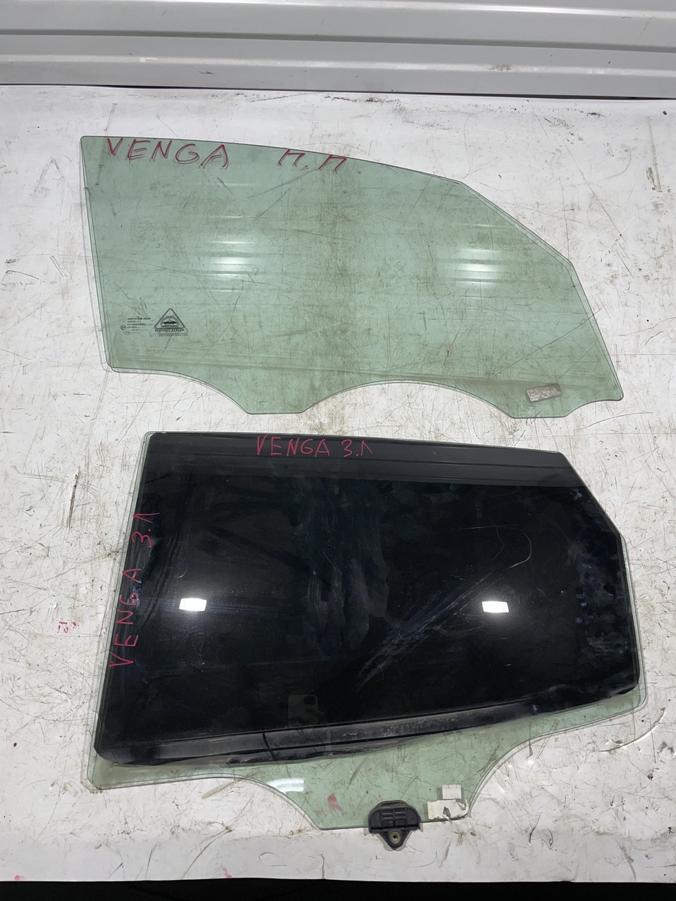 Стекло двери Kia Venga