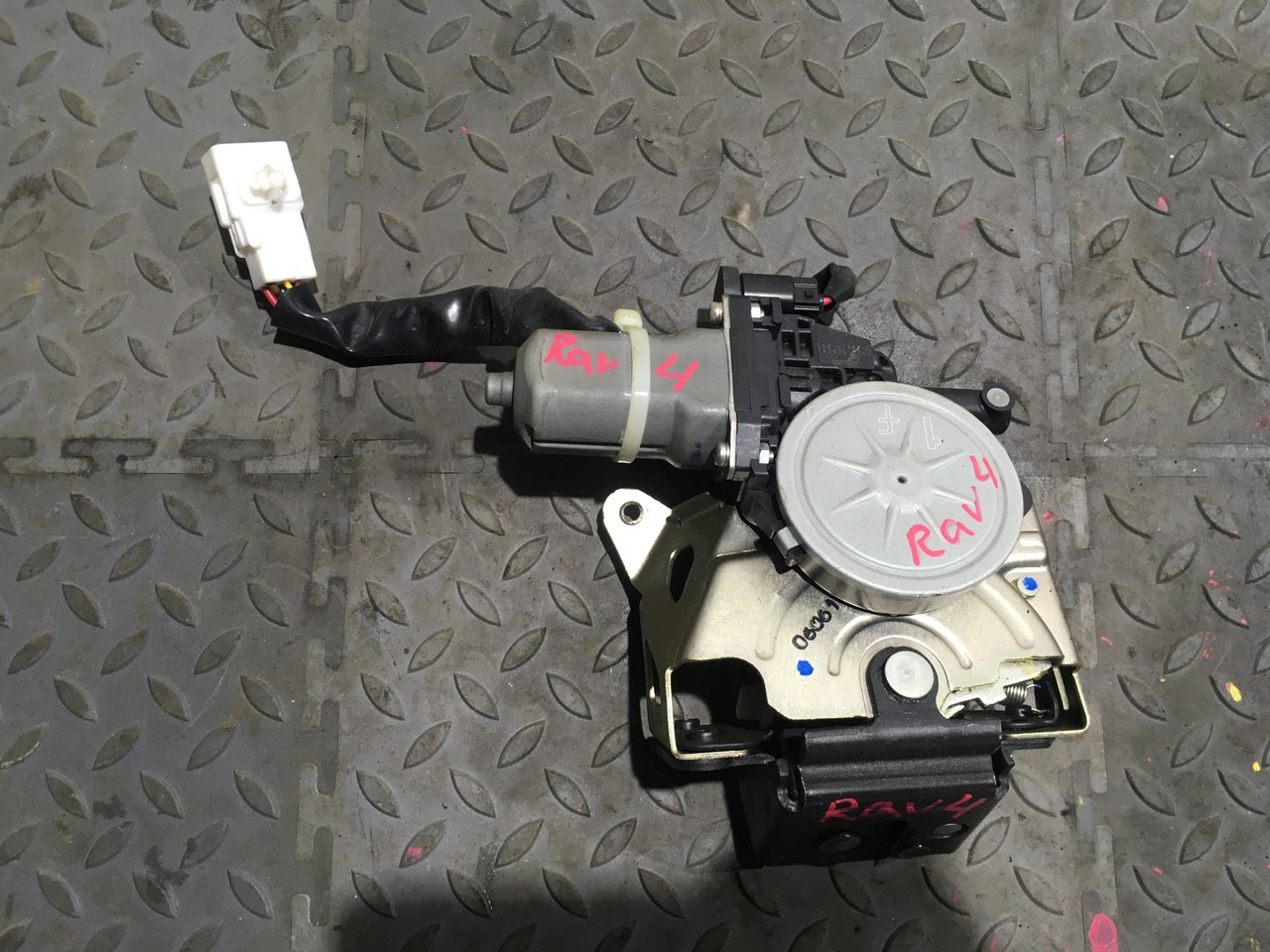 Замок  багажника Toyota RAV4 CA40