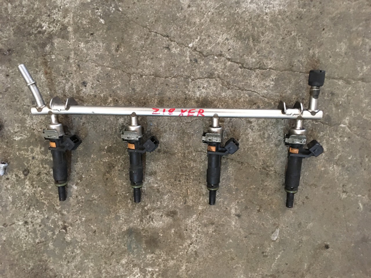 Рейка топливная (рампа) с форсунками Z18XER Opel Astra H