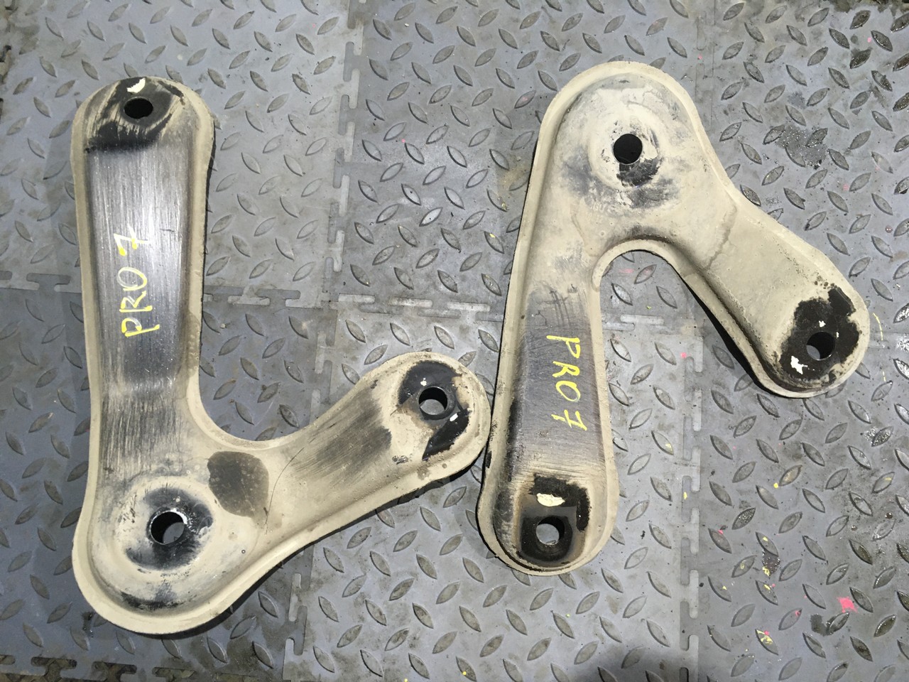 Кронштейн передней балки правый / левый Chery Tiggo 7 Pro Max