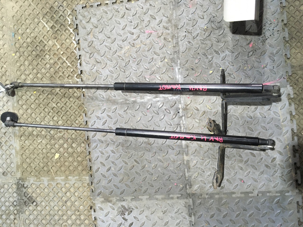 Амортизаторы капота Toyota RAV4 CA40