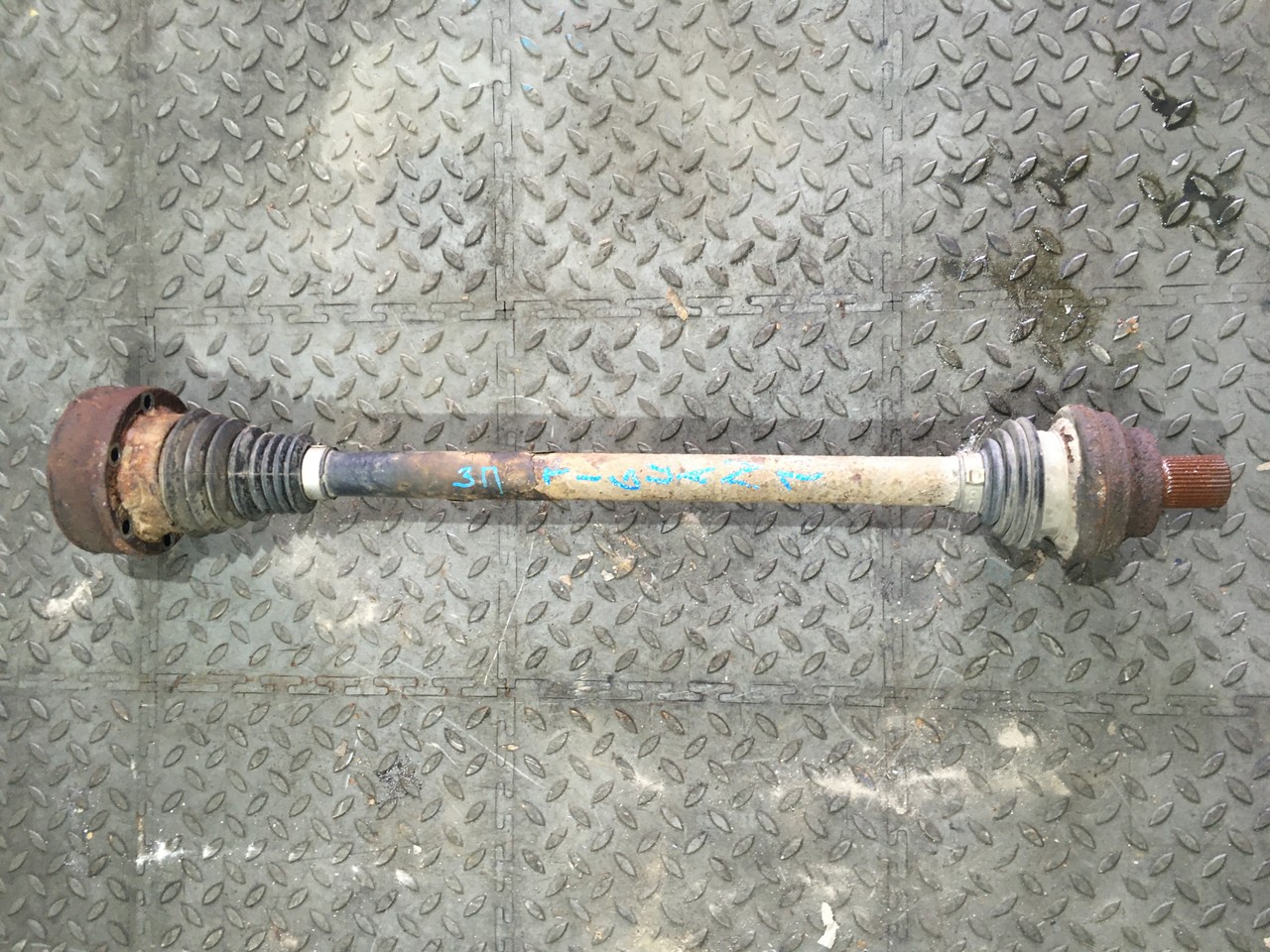 Полуось (привод) задний правый Volkswagen Tiguan I