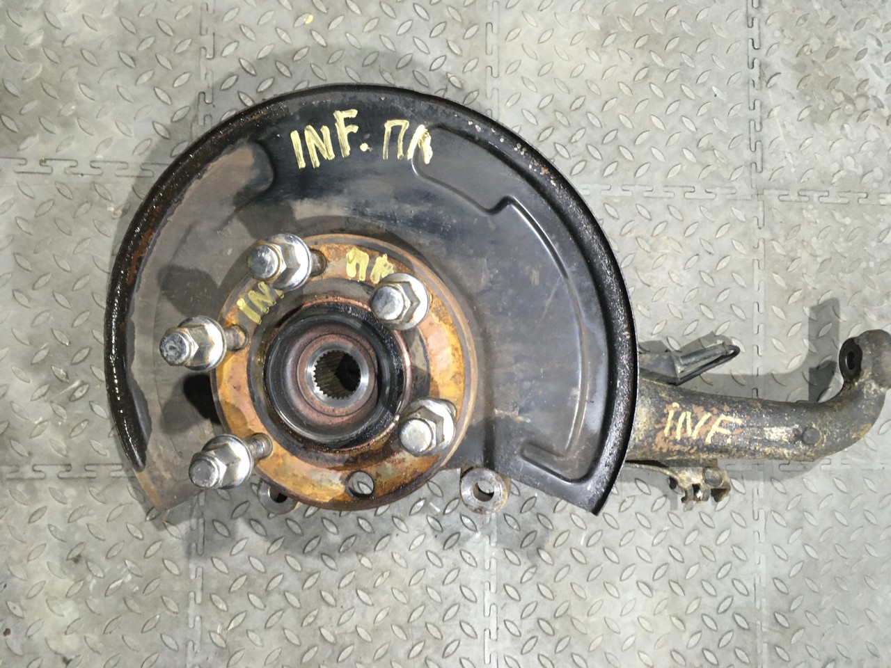 Кулак поворотный передний  левый в сборе со ступицей Infiniti QX56 II