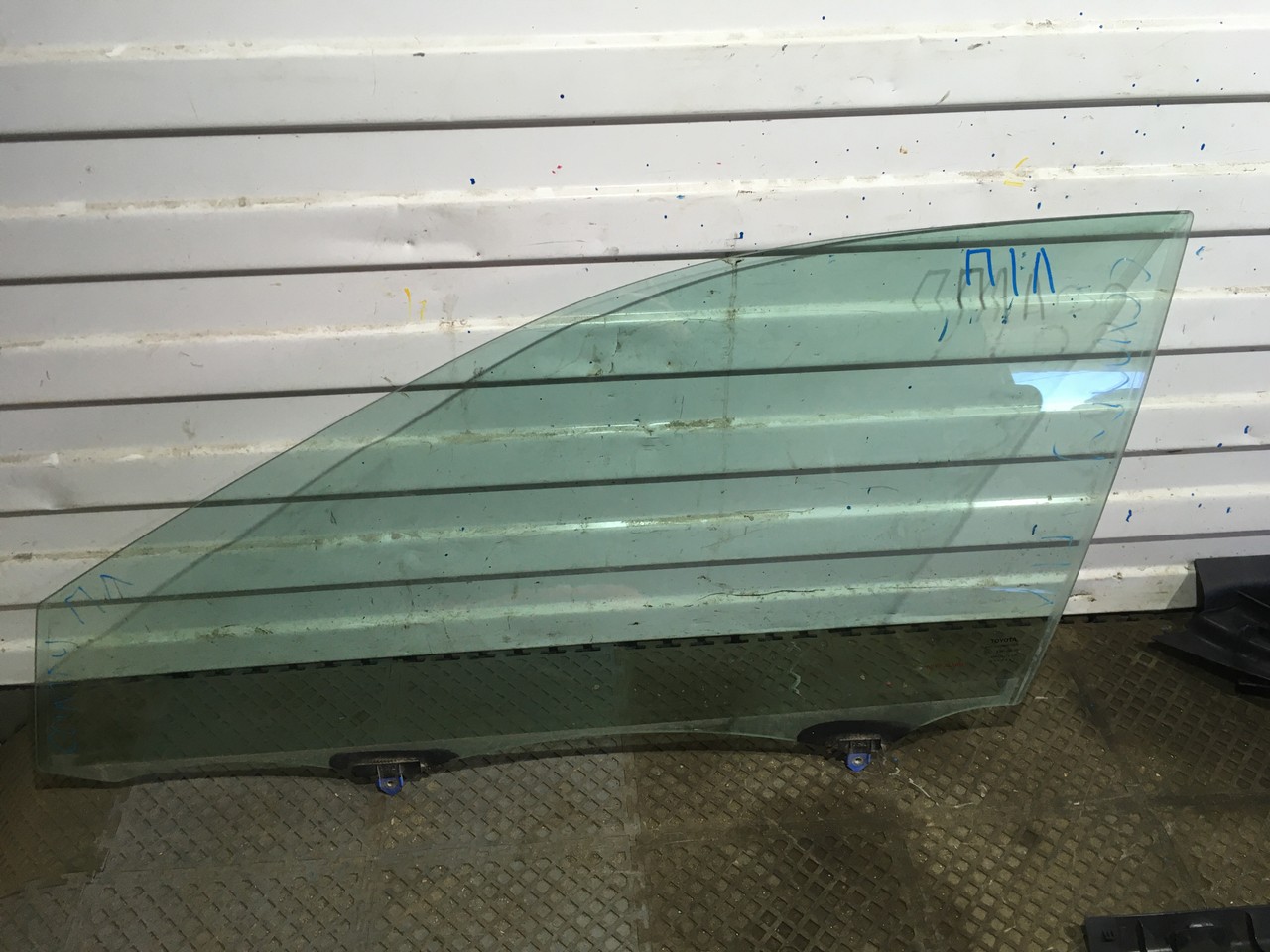 Стекло двери переднее правое / левое Toyota Camry XV50