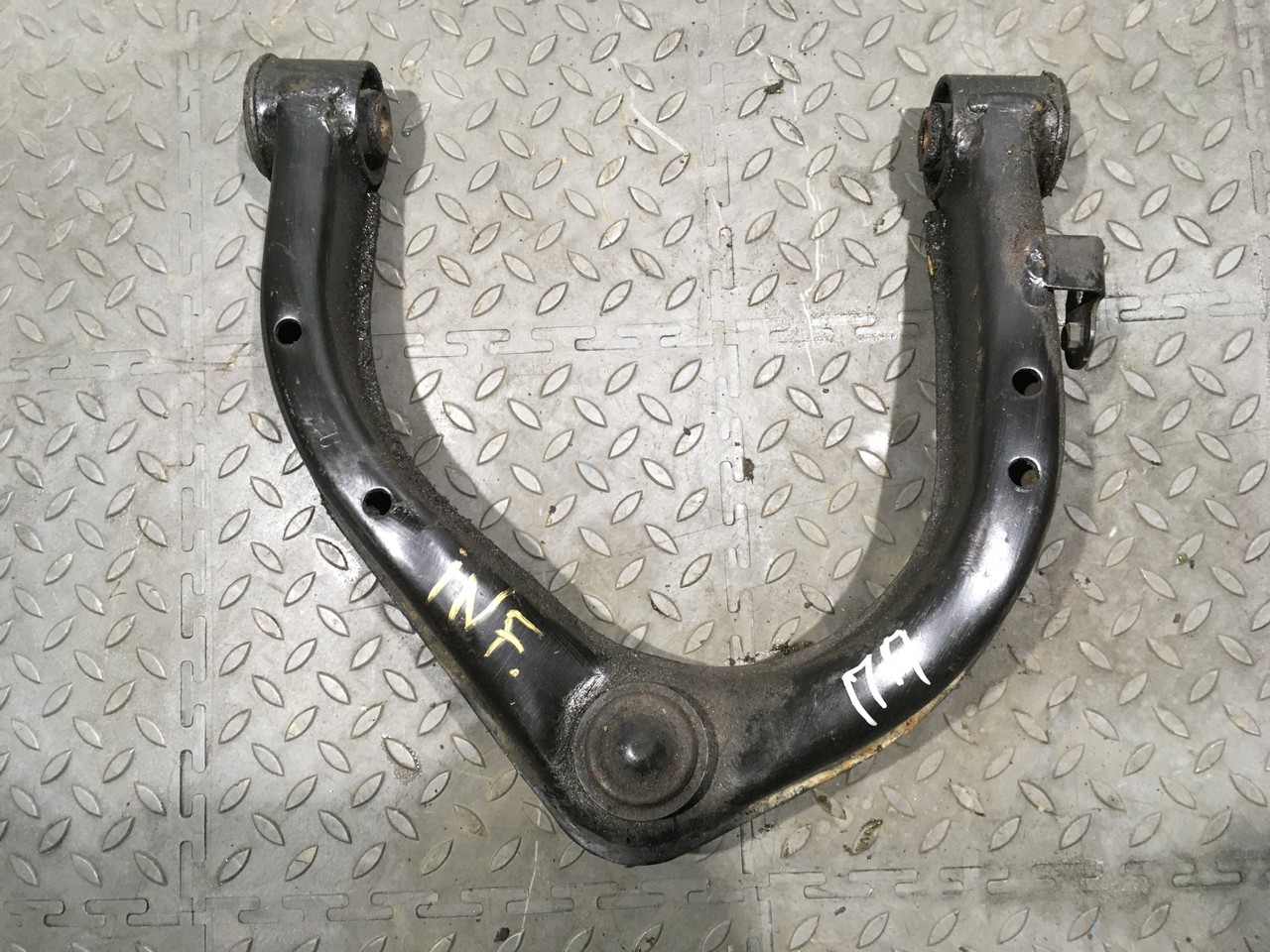 Рычаг передний верхний правый Infiniti QX56 II