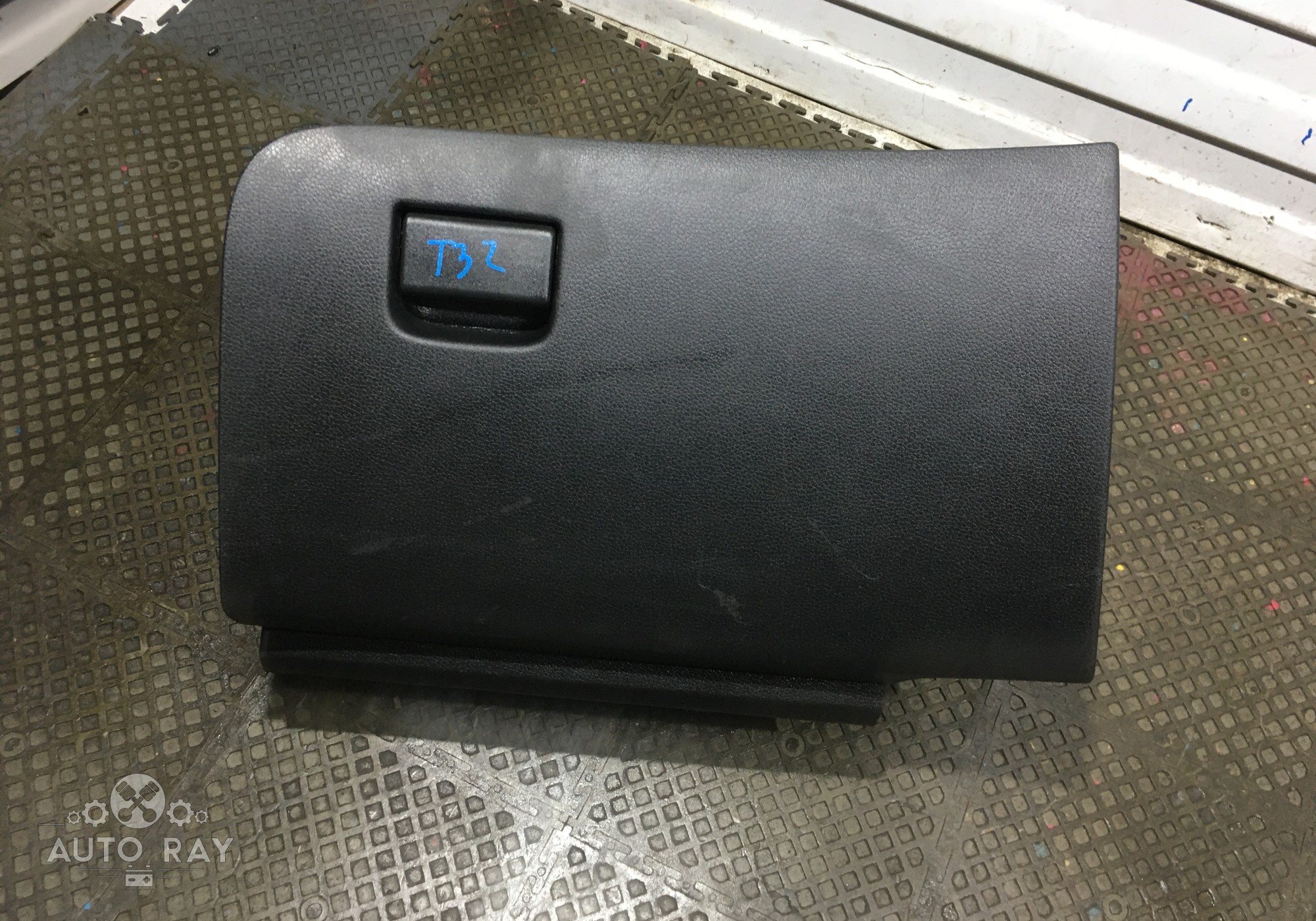 685204EH0A Бардачок для Nissan Qashqai J11 (с 2013 по 2022)