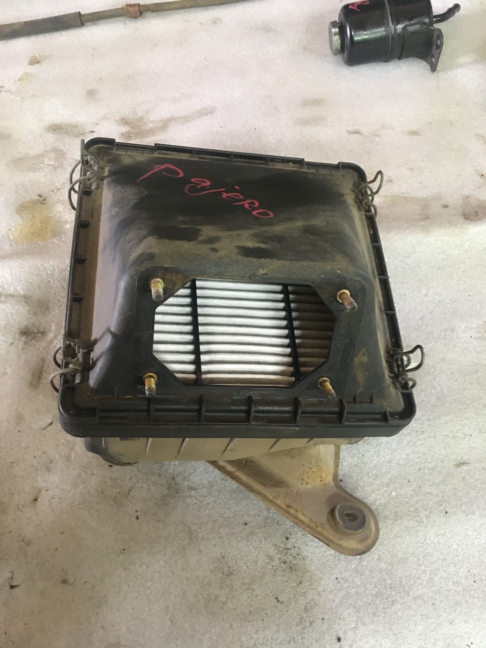 Воздушный фильтр (корпус) в сборе Mitsubishi Pajero Sport I