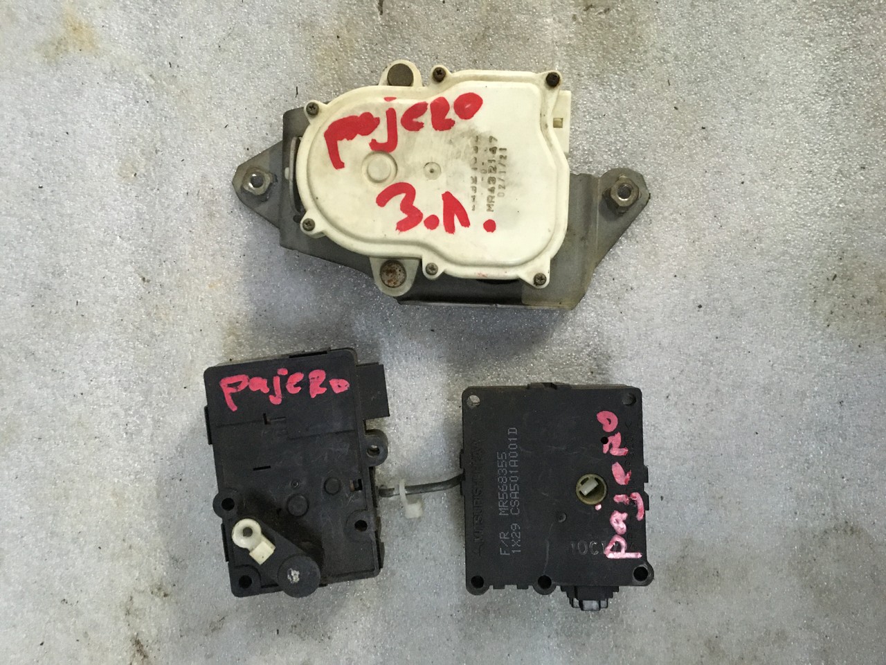 Моторчик привода заслонок отопителя Mitsubishi Pajero Sport I