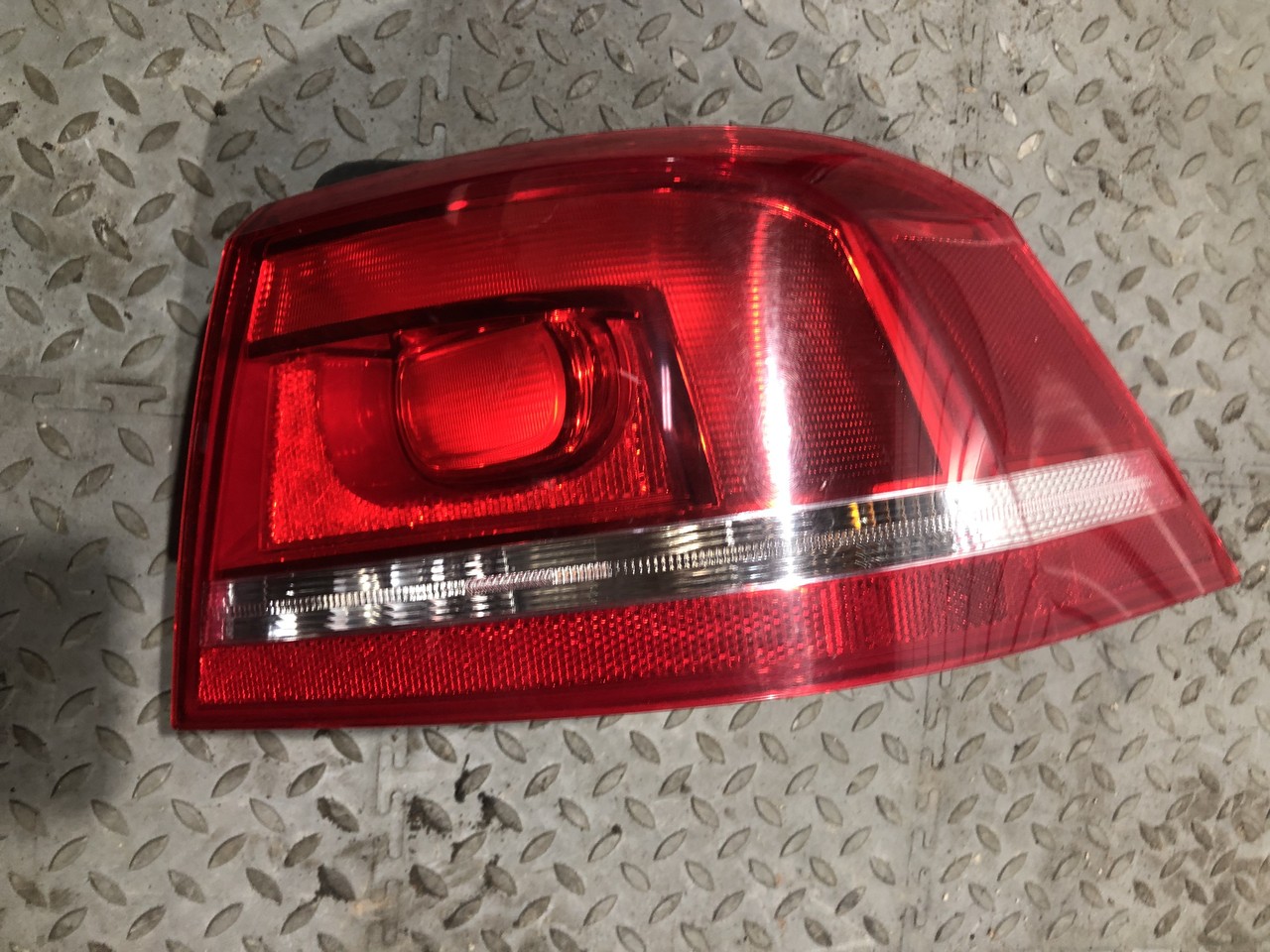 Фонарь задний правый наружный Volkswagen Passat B7