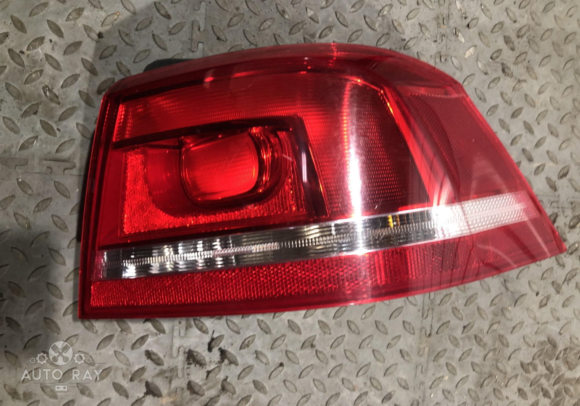 3AE945096F Фонарь задний правый наружный для Volkswagen Passat B7 (с 2010 по 2015)