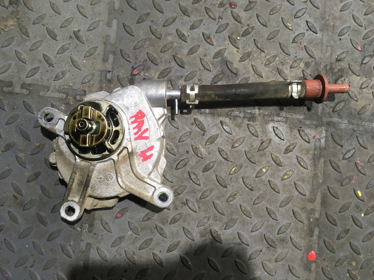 Насос вакуумный Toyota RAV4 CA40