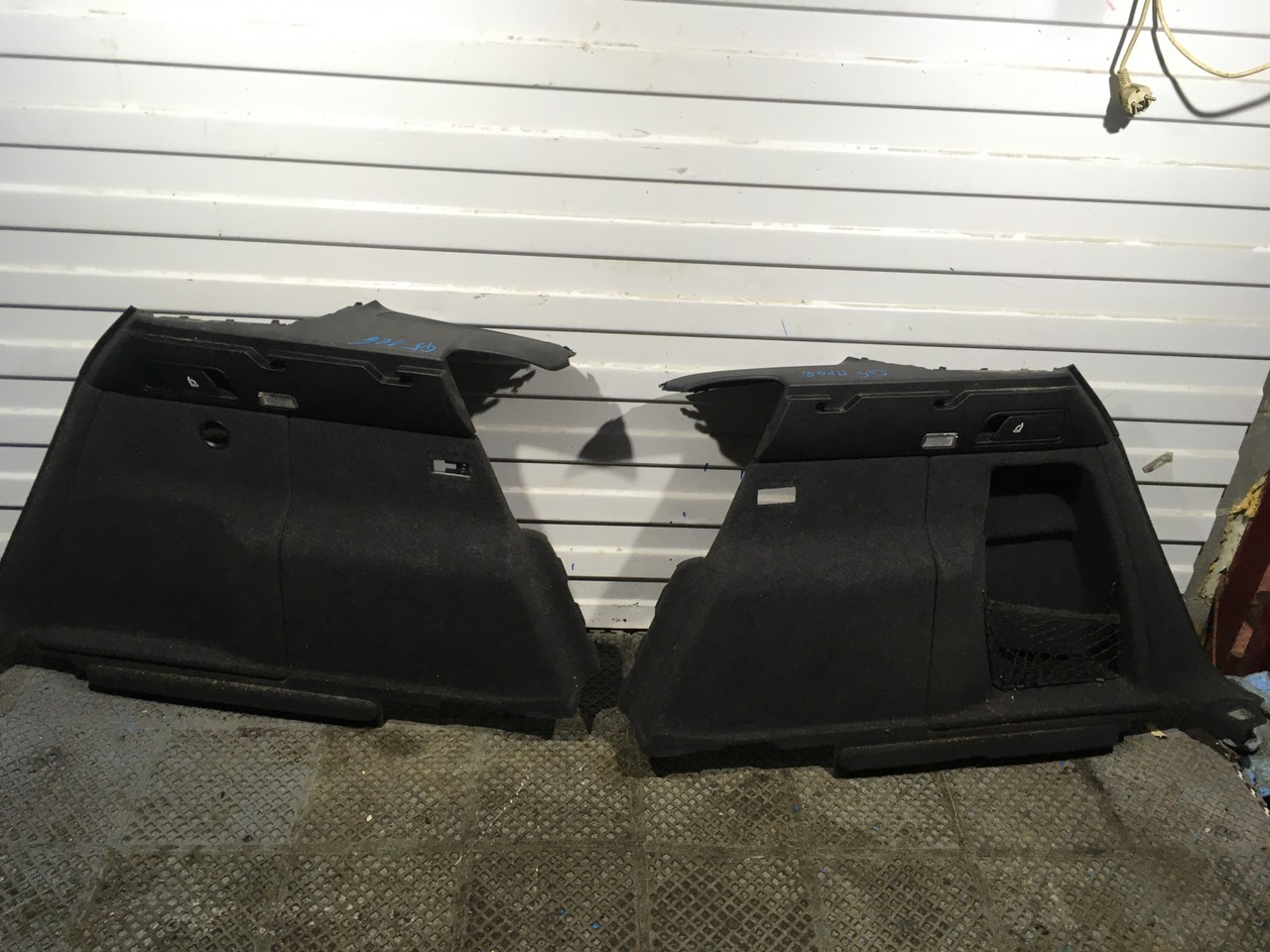 Обшивка  багажника правая Audi Q5 8R