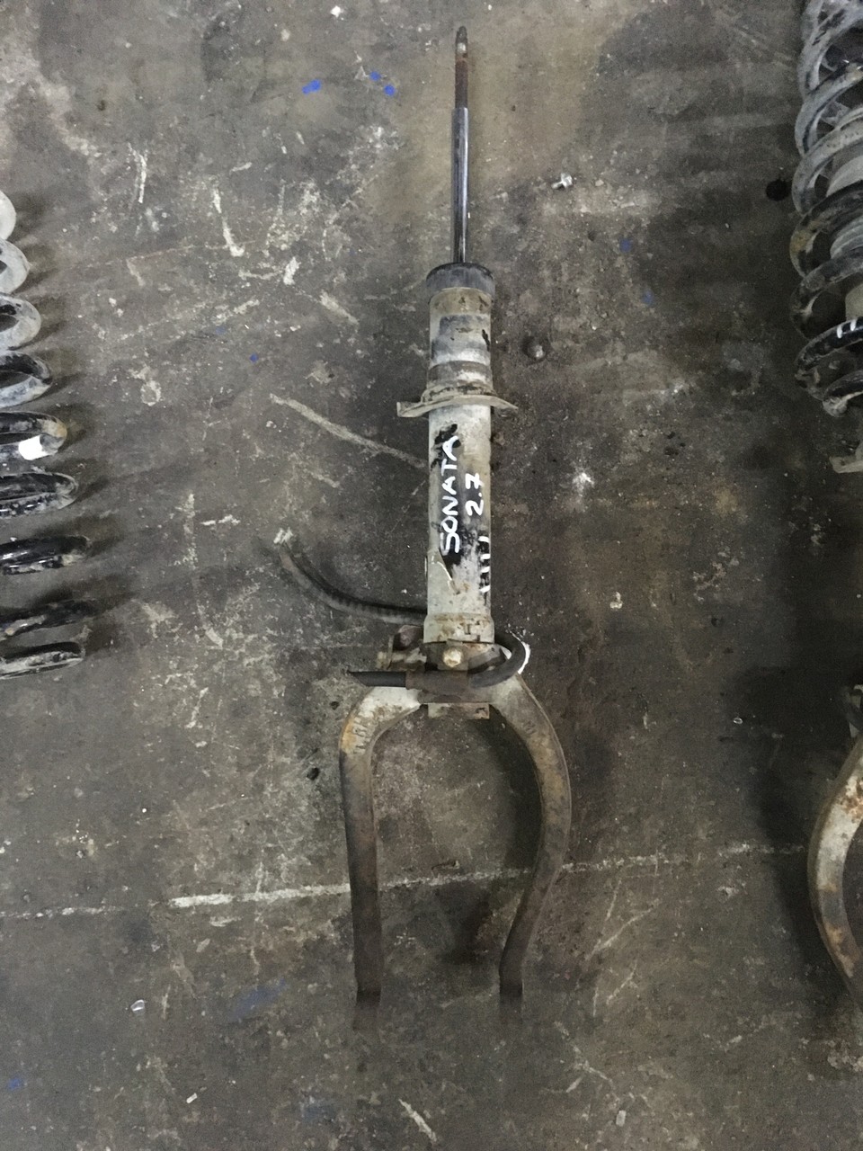 Амортизатор передний правый с кулаком Hyundai Sonata IV EF