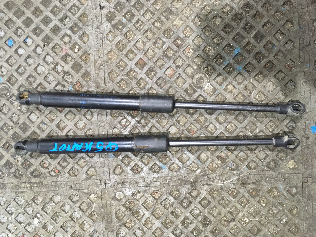 Амортизаторы капота Audi Q5 8R