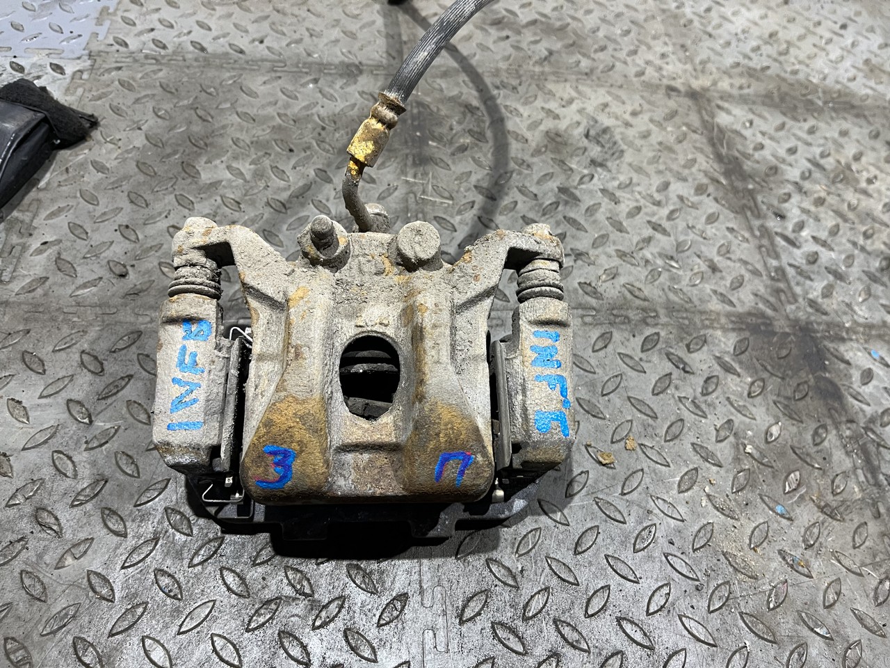 Суппорт задний правый Infiniti QX56 II