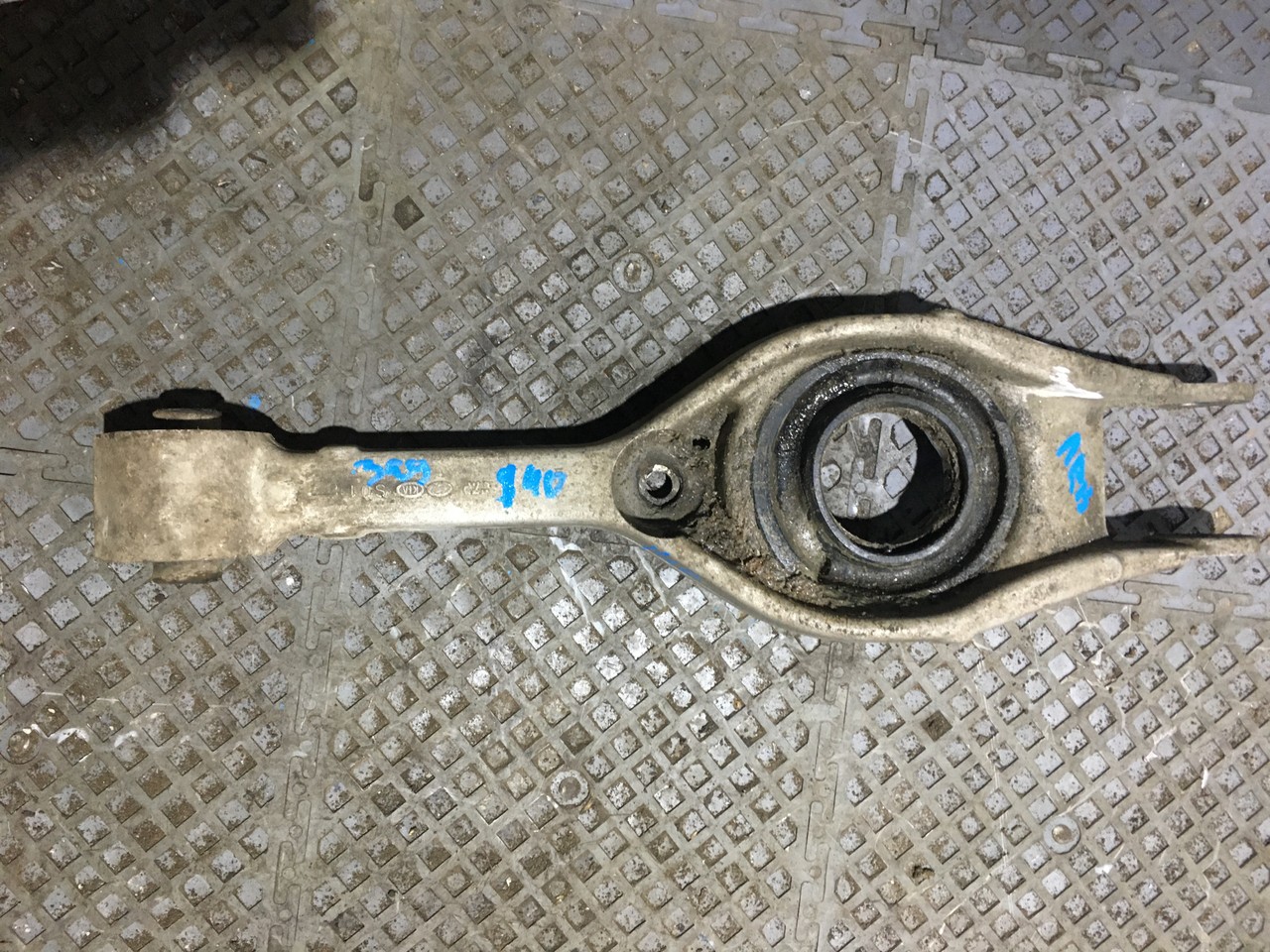 Рычаг задний нижний правый под пружину Hyundai i40