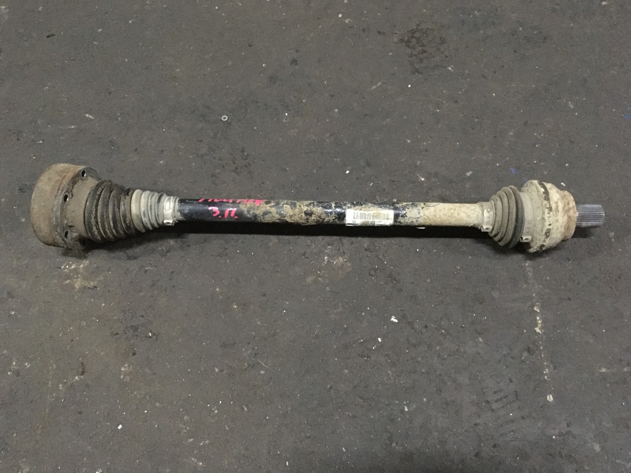 Полуось (привод) задний правый Volkswagen Tiguan I