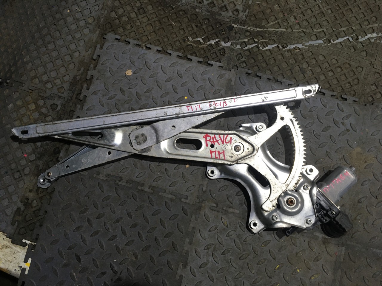 Стеклоподъемник электрический передний правый Toyota RAV4 CA40