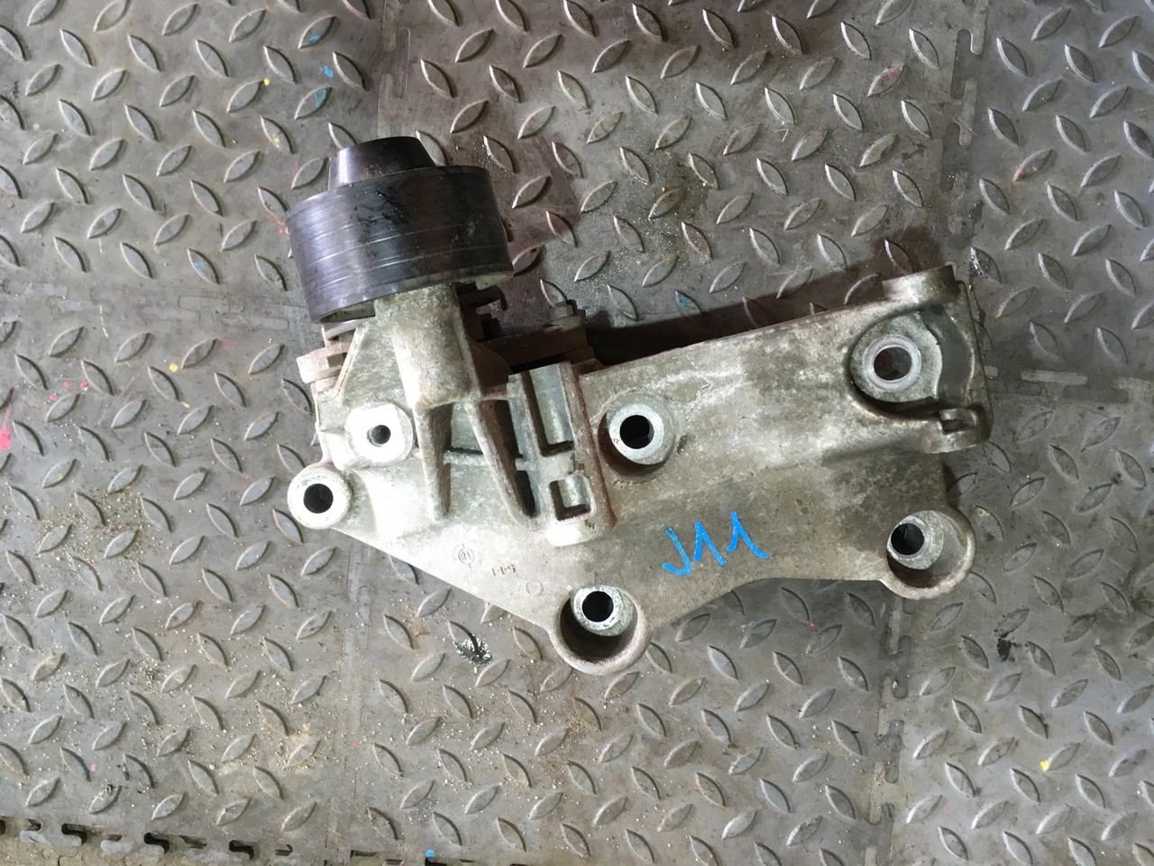 Кронштейн генератора + ролики Nissan Qashqai J11