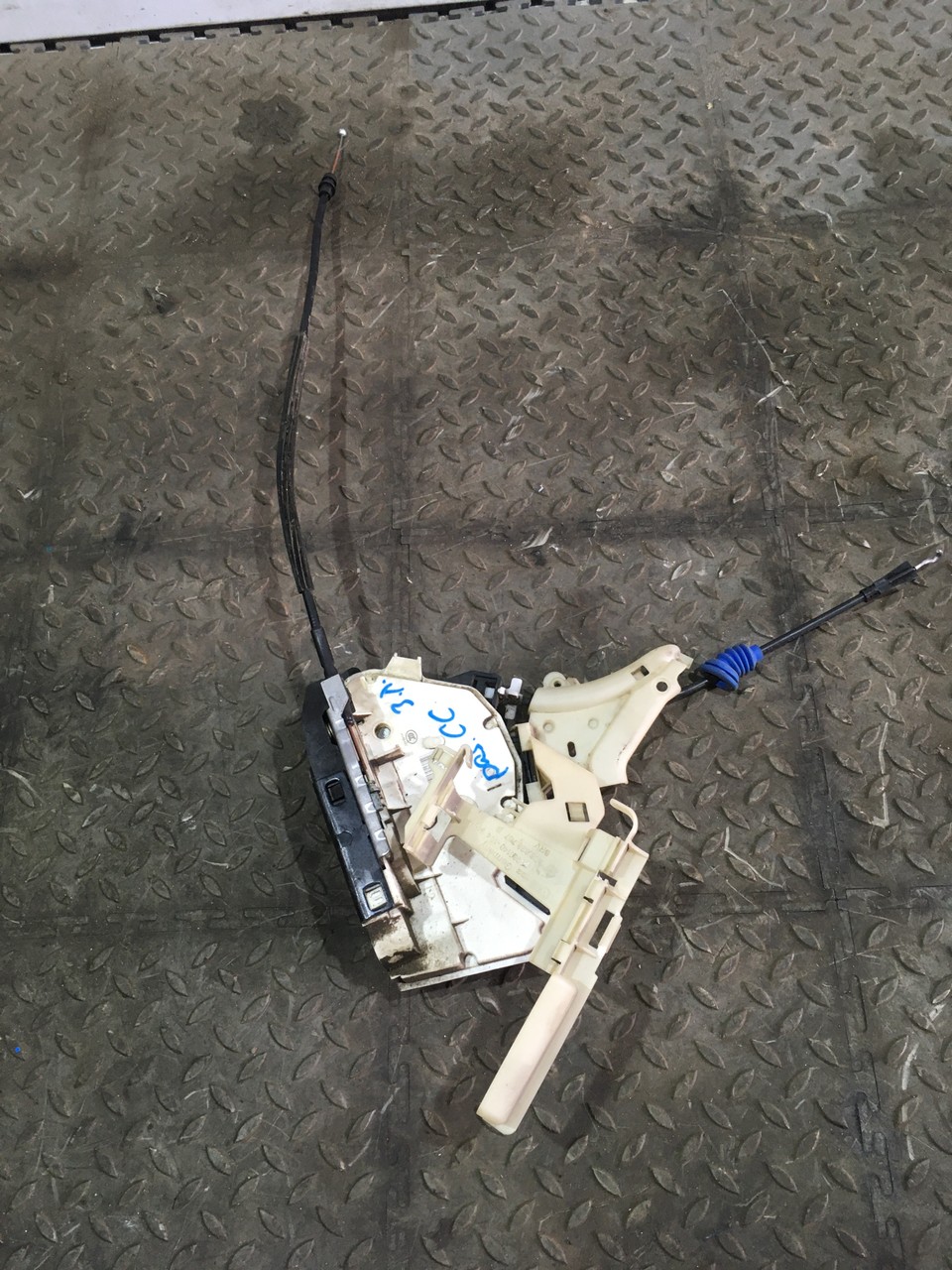 Замок задний левый Volkswagen Passat CC