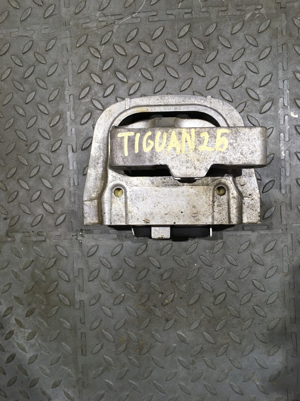 Опора двигателя правая Volkswagen Tiguan II