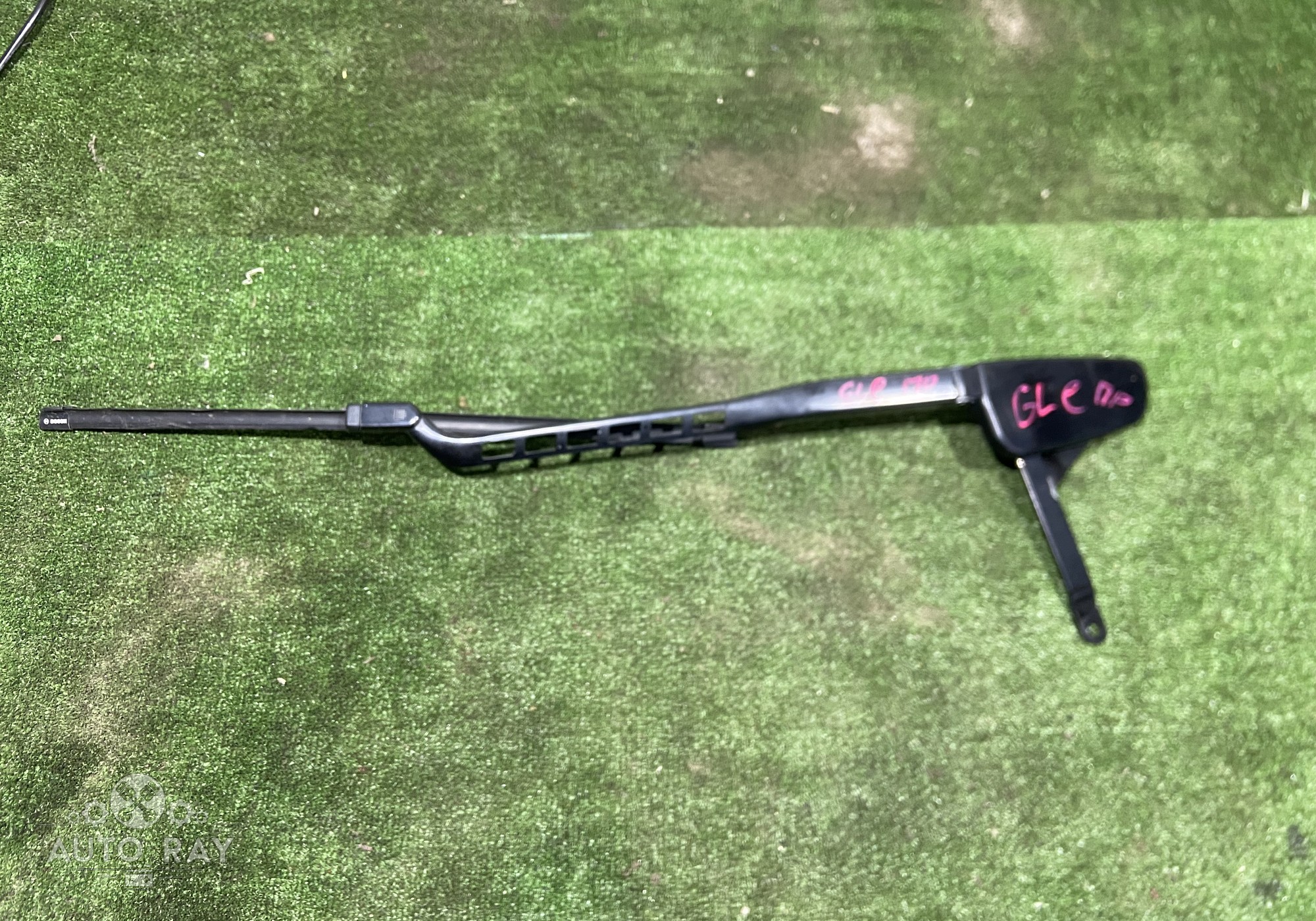 A1668200944 Поводок стеклоочистителя правый для Mercedes-Benz GLE W166 (с 2015 по 2018)