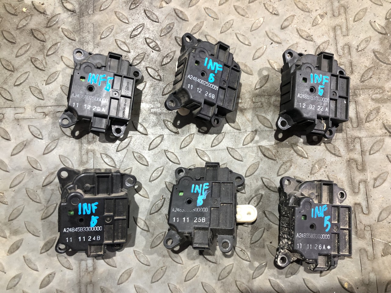 Моторчик привода заслонок отопителя Infiniti QX56 II