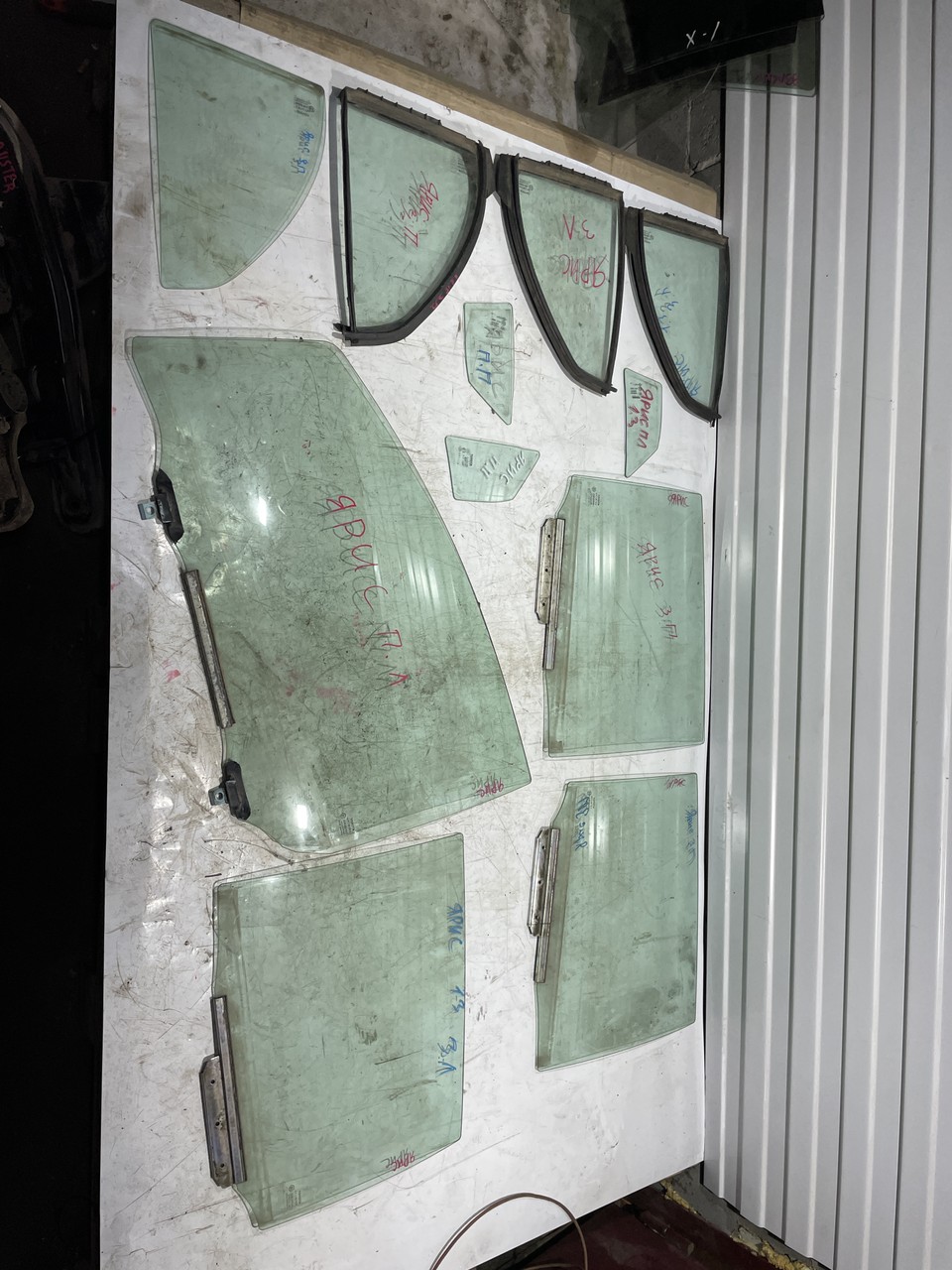 Стекло двери Toyota Yaris II