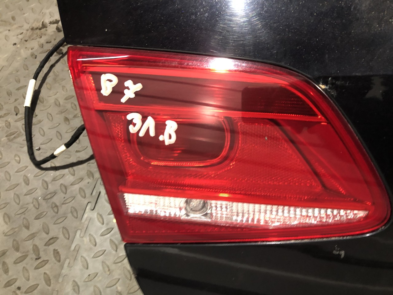 Фонарь задний левый внутренний Volkswagen Passat B7