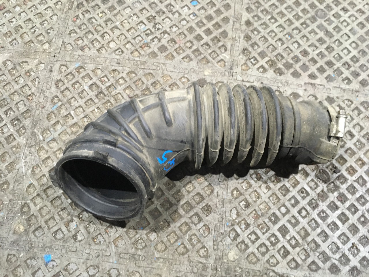 Патрубок воздушного фильтра Audi Q5 8R