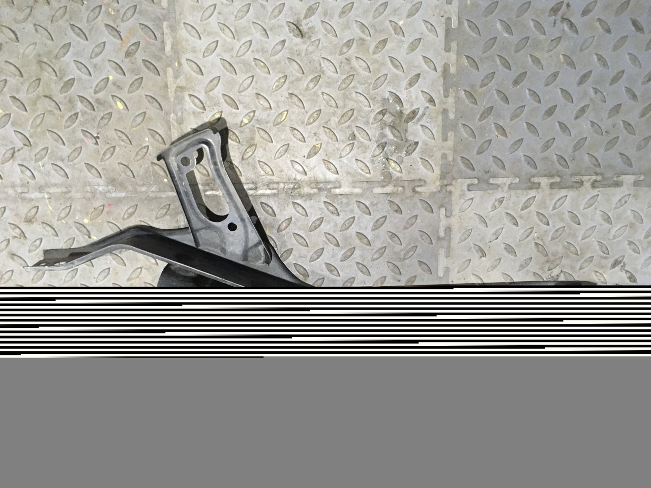 Кронштейн замка капота Toyota RAV4 CA40