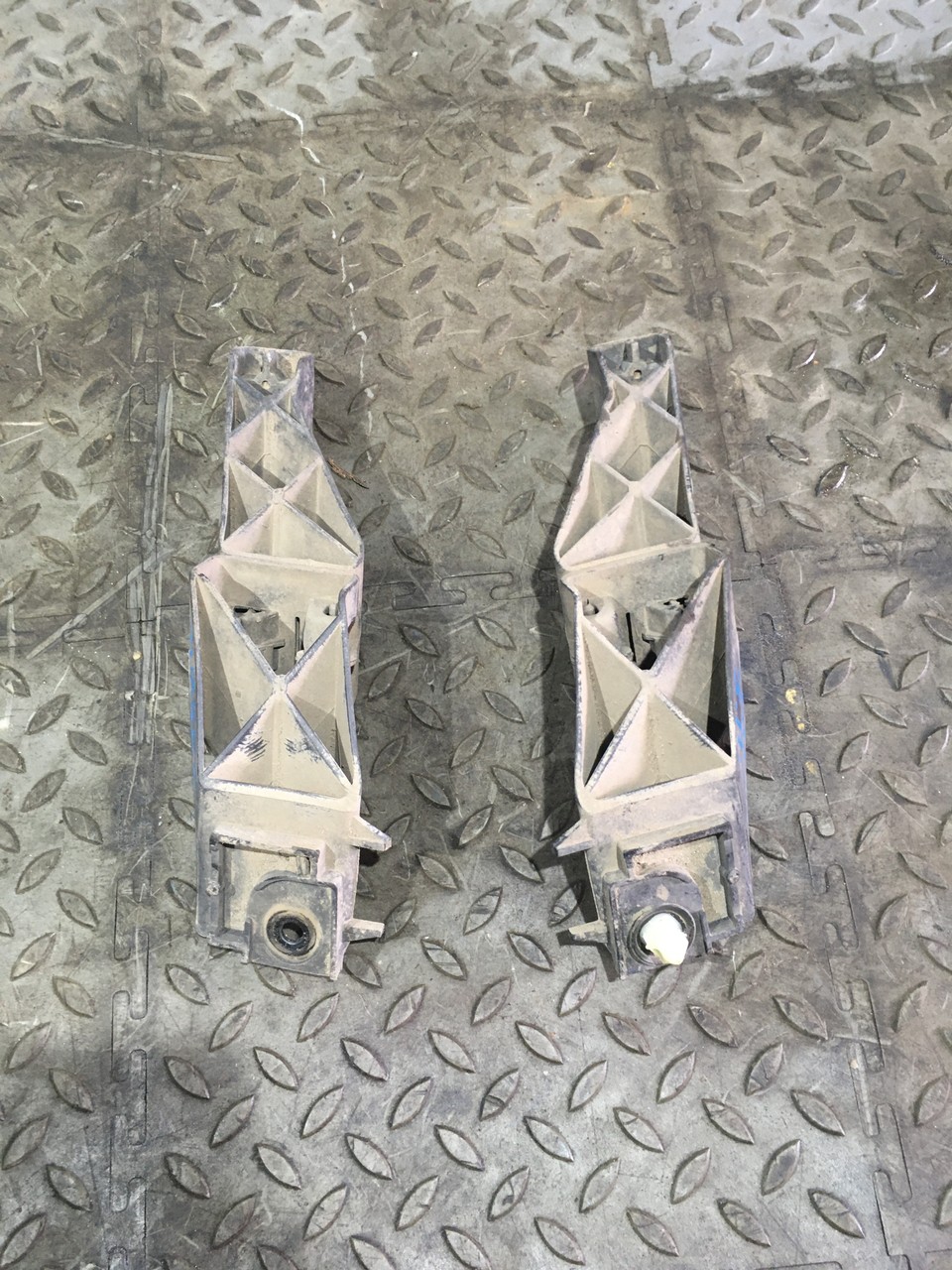 Кронштейн заднего бампера  правый Volkswagen Touareg II