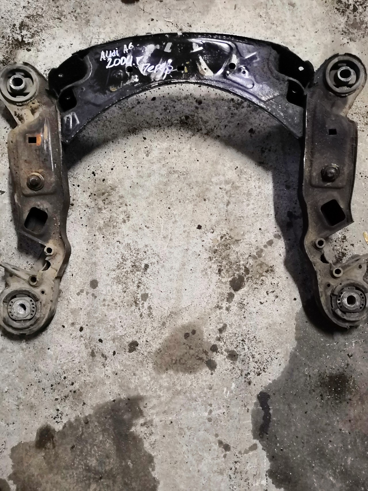 Балка подмоторная подрамник Audi A6 C6